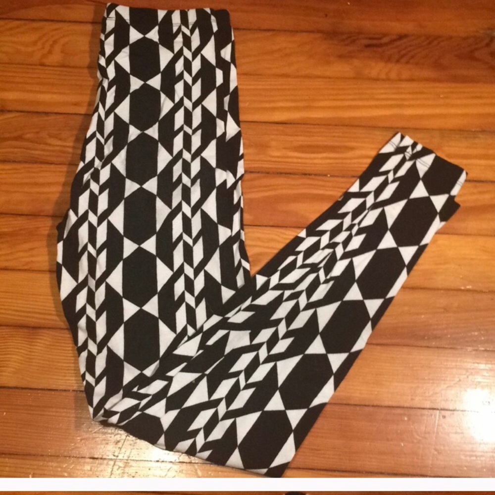 Forever21 black and white patterned leggings